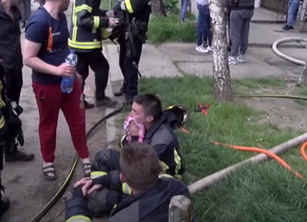 Vatrogasac iz Novog Pazara uleteo u zapaljeni stan, jedva izvukao živu glavu da bi spasio druge! (VIDEO)