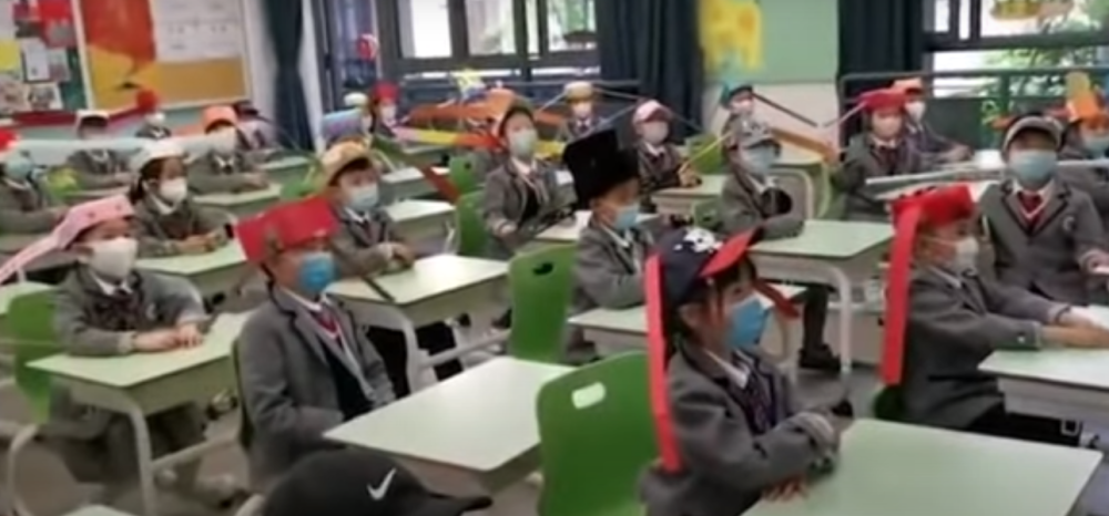 Kineska deca krenula u škole, ali sa posebnim kapama od jednog metra na glavama! (VIDEO)