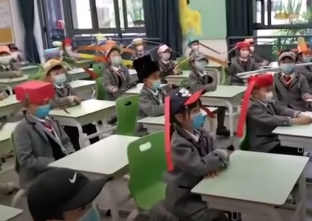 U školu sa kapama od jednog metra (VIDEO)