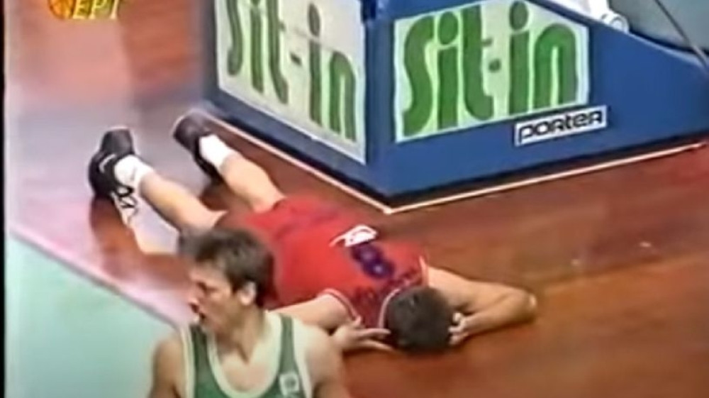 Bio je legenda Zvezde, a zbog nepromišljenog udarca glavom je u sekundi uništio svoj život i ostao paralizovan (UZNEMIRUJUĆ VIDEO)