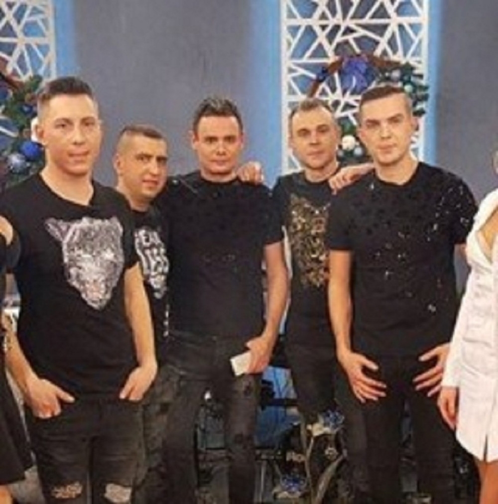 Slika koja je obišla svet: Doktori u zaštitnim odelima igraju uz poznat hit "Dijamant benda"! (FOTO)