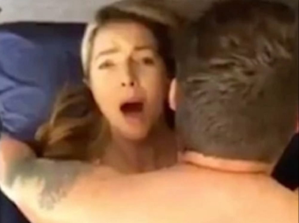 Fudbaler i voditeljka potpuno goli u akciji - ona vrišti toliko da pucaju stakla (FOTO/VIDEO)