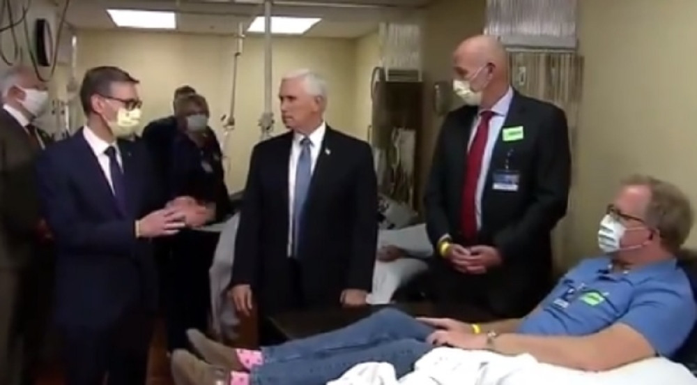 Potpredsednik SAD u poseti korona pacijentu odbio da nosi masku! (VIDEO)