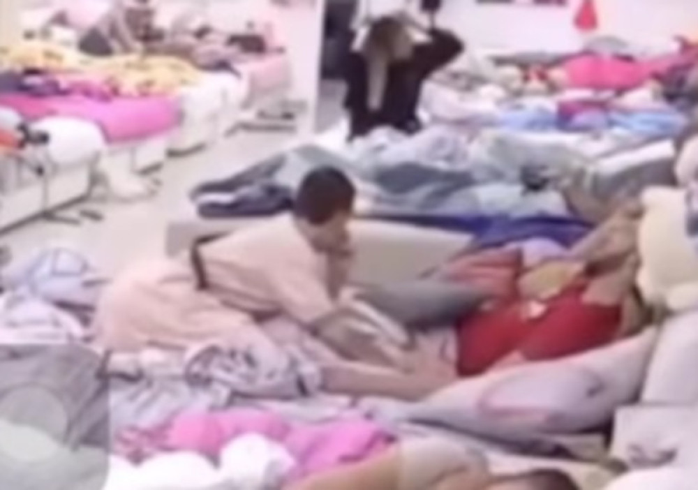 Mina Vrbaški izvadila Mensurov veliki penis, a zatim ga prinela usnama! (18+ FOTO)