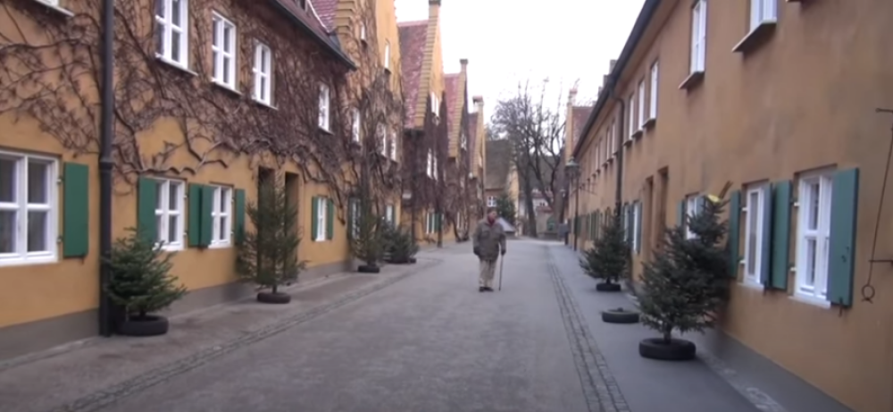 Godišnje stanarinu plaćaju dolar, sve kuće su obojene u žuto i postoji samo jedan uslov za stanare(VIDEO)