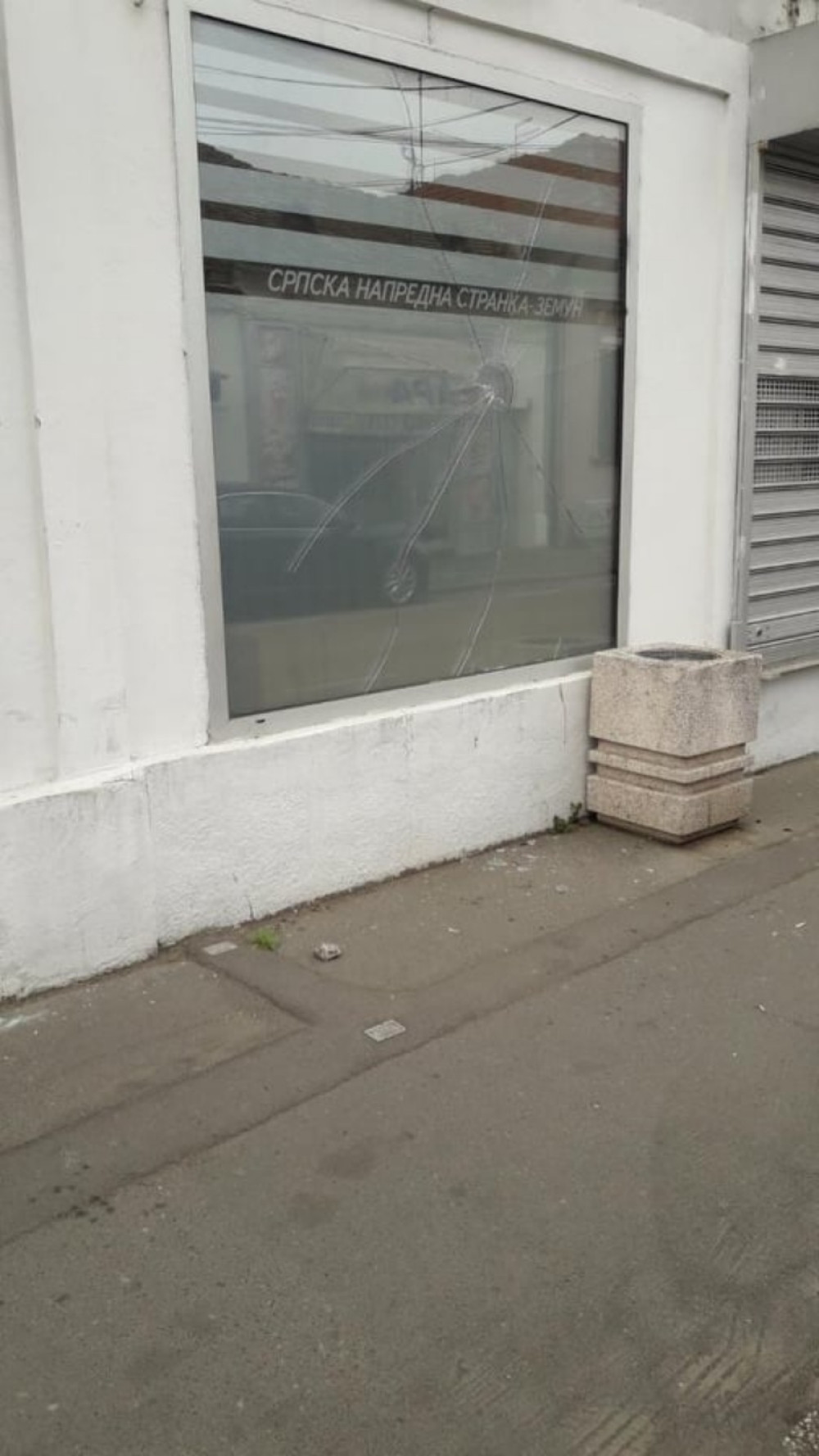 Razbijena stakla na stranačkim prostorijama u Zemunu
