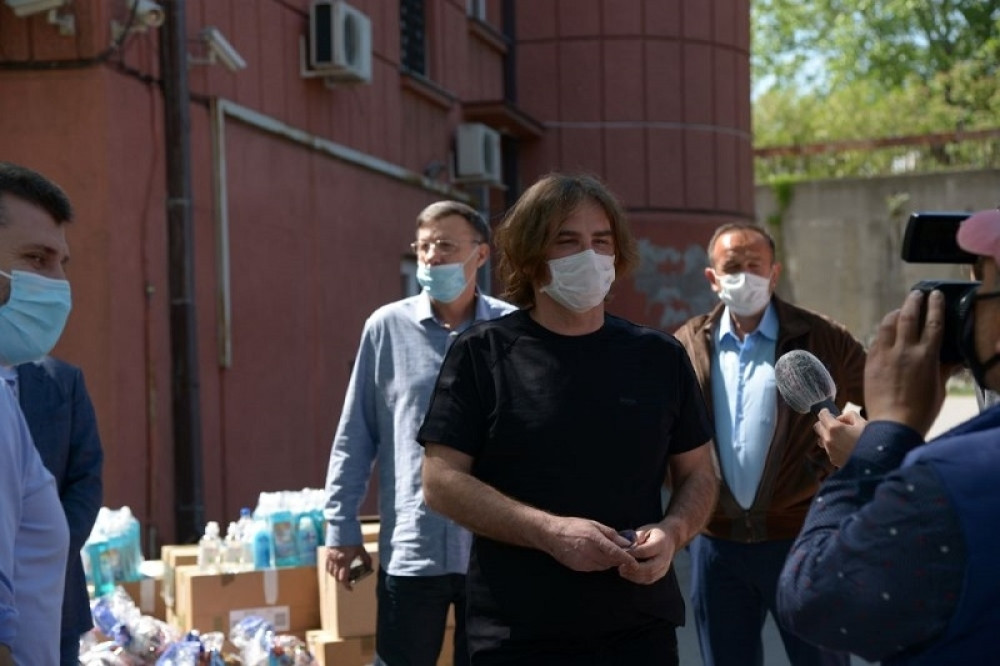 Humanost na delu: Željko Mitrović pomogao nezbrinutoj deci u Zvečanskoj! (FOTO/VIDEO)