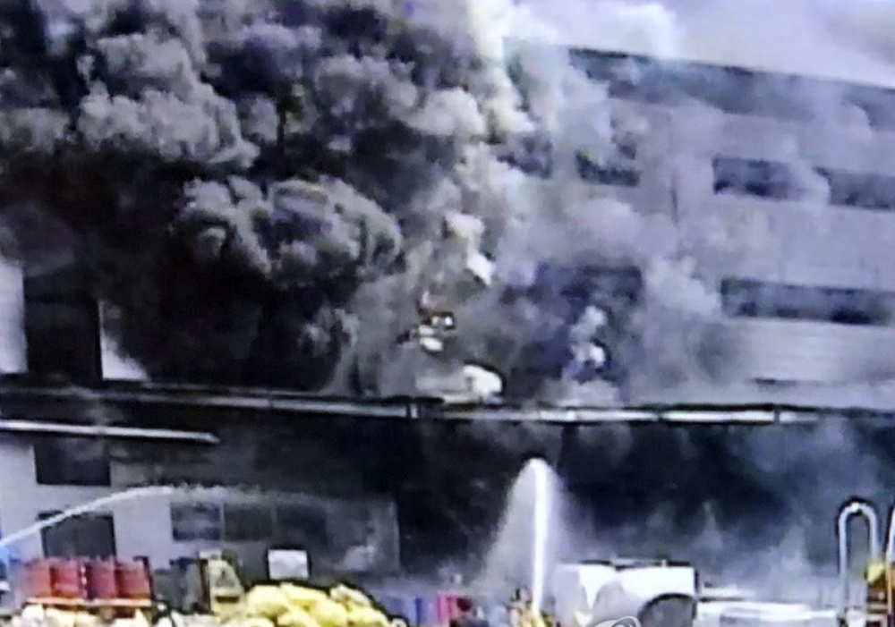 Besni požar u magacinu, mnogo mrtvih! (FOTO)