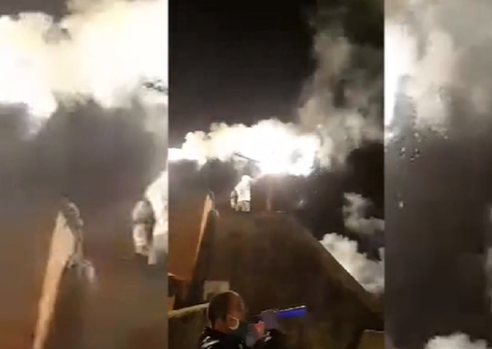 Ljudi se masovno odazvali pozivu, bakljada, zvižduci, pištaljke (VIDEO)