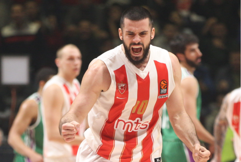 Uzeo pušku u ruke i vojničku uniformu, ako će da čuva srpsku zemlju kao što igra odbranu onda smo bezbedni! (FOTO)