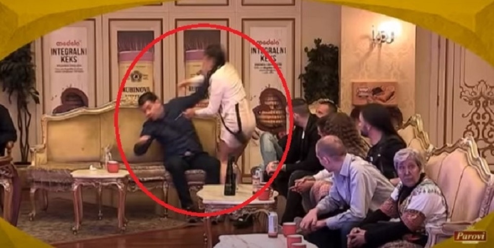 Pesnica u glavu! Jelena Ilić opet tuče Ivana Marinkovića (VIDEO)
