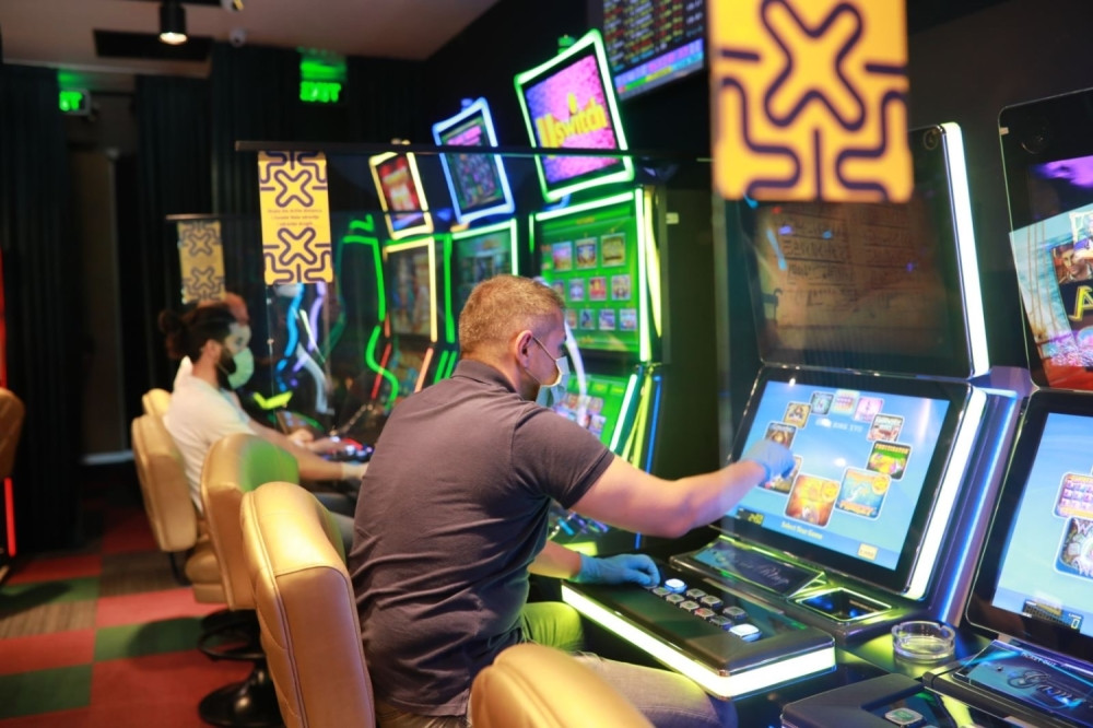 Iz ove kompanije poručuju da im je bezbednost korisnika i zaposlenih na prvom mestu – sva otvorena uplatno-isplatna mesta temeljno se i redovno dezinfikuju, postavljene zaštitne barijere, operateri u zaštitnoj opremi!