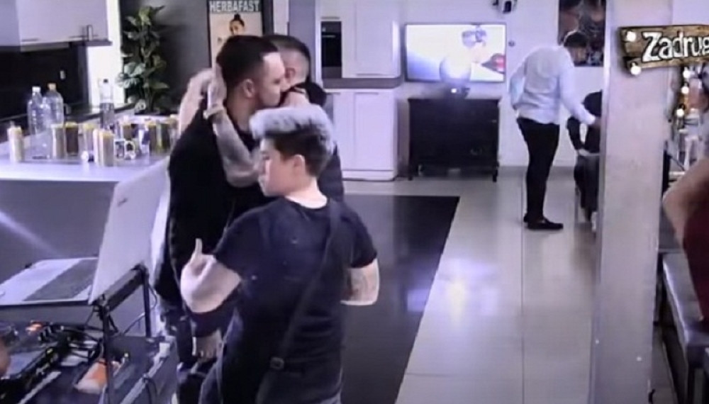 Gastoz u "Zadruzi"?! Jelena Pešić igrala, Luna i Marko se zavukli ispod pokrivača! (VIDEO)