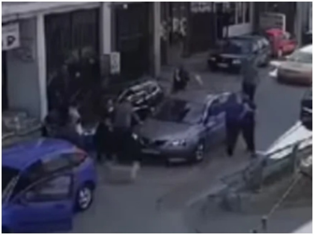 Udarao ko je gde stigao, prolaznici zanemeli od šoka (VIDEO)