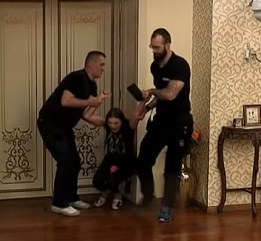 "Poludela sam psihički!" Obezbeđenje vuklo Izabelu, učesnica se otima i urla! (VIDEO)