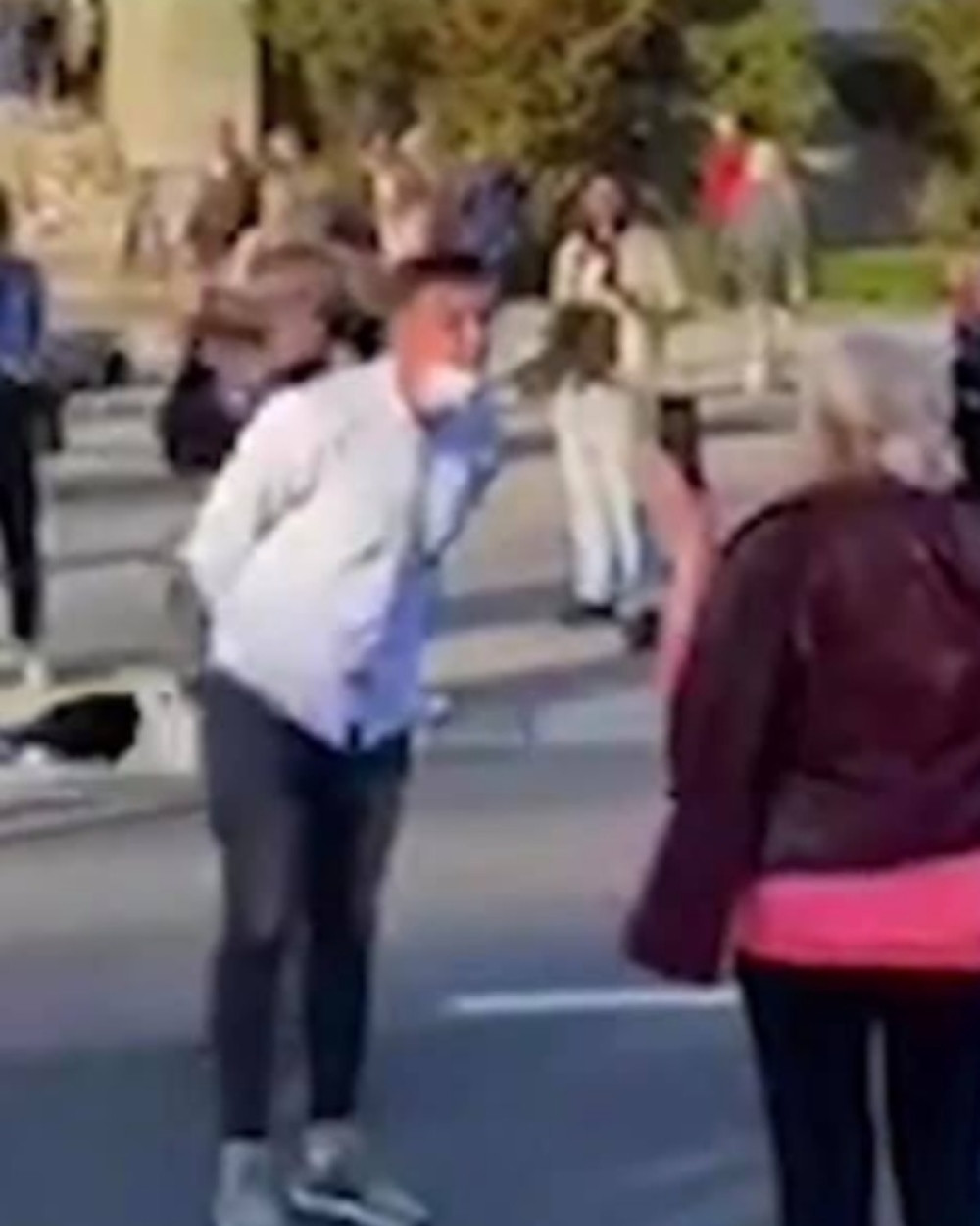 Huligan u beloj košulji ispred Skupštine je Sergejevo obezbeđenje!