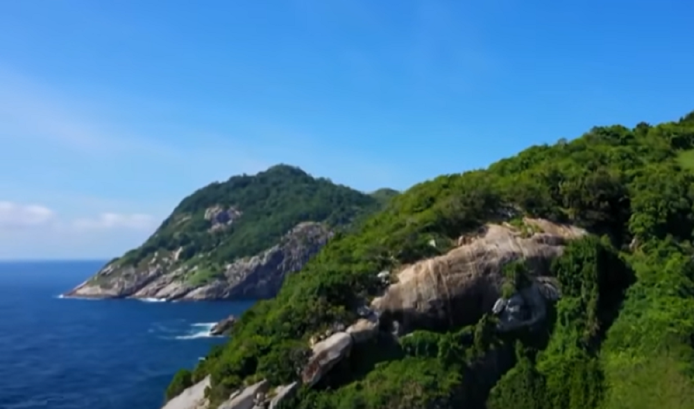 Ko kroči na prelepo zeleno ostrvo, ostaje mu samo sat vremena života! (VIDEO)