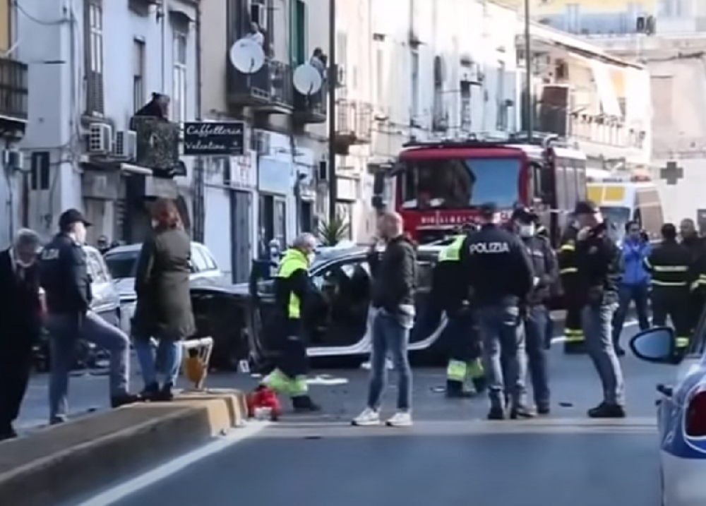 Bežeći sa mesta zločina, udarili u službeni automobil (VIDEO)
