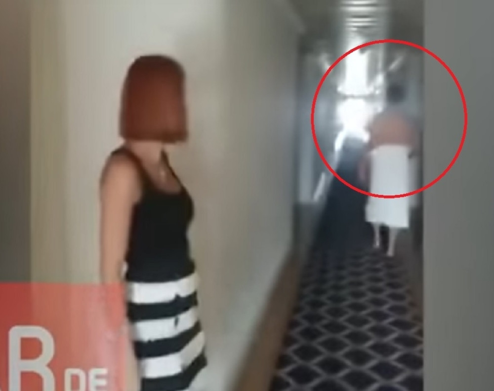 (18+) Uhvatio suprugu na delu sa legendarnim fudbalerom! Oboje bežali od kamere, ali uzalud (VIDEO)