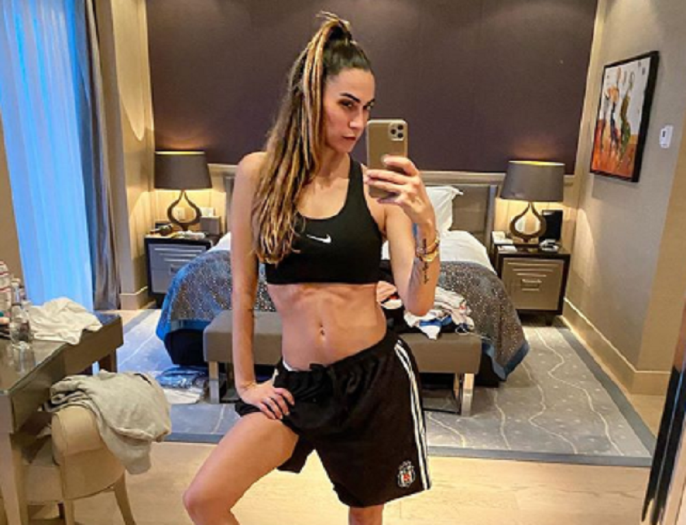 "Imamo se*s 10 puta nedeljno, mrzim predigru i odmah idem gore"! Prelepa voditeljka i fudbaler prave krš i lom u krevetu (FOTO)