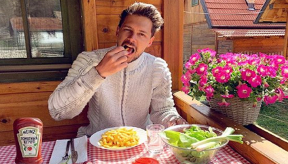 Miloš Biković u neobičnom društvu za 1. maj, a na ramenu mu ona: "Preslatka je!"