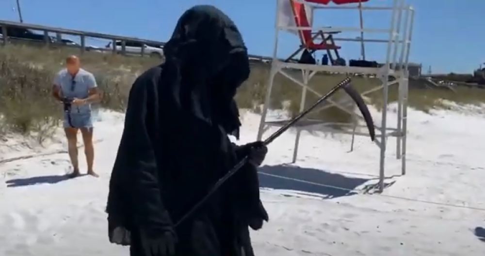 Smrt hara plažama, sa kosom u ruci juri kupače (VIDEO)