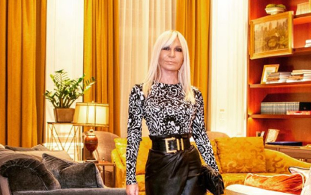 Pogledajte kako Donatela Versaće proslavlja svoj 65. rođendan: Kreatorkin pas je u skupocenoj kreaciji! (FOTO)