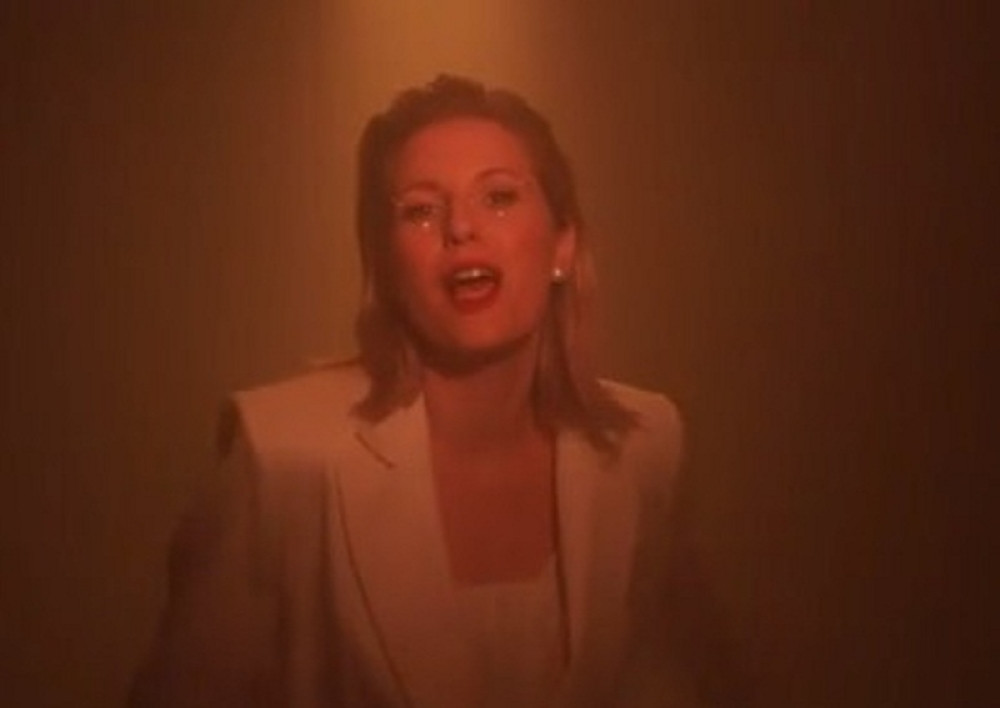 Poznata pevačica sada muze koze: Život u gradu zamenila za selo! (FOTO)