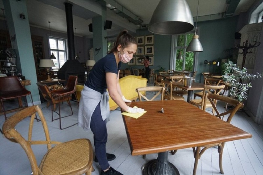 Sve spremno za 4. maj! Pogledajte kako se vlasnici kafića spremaju za rad u epidemiji (FOTO)