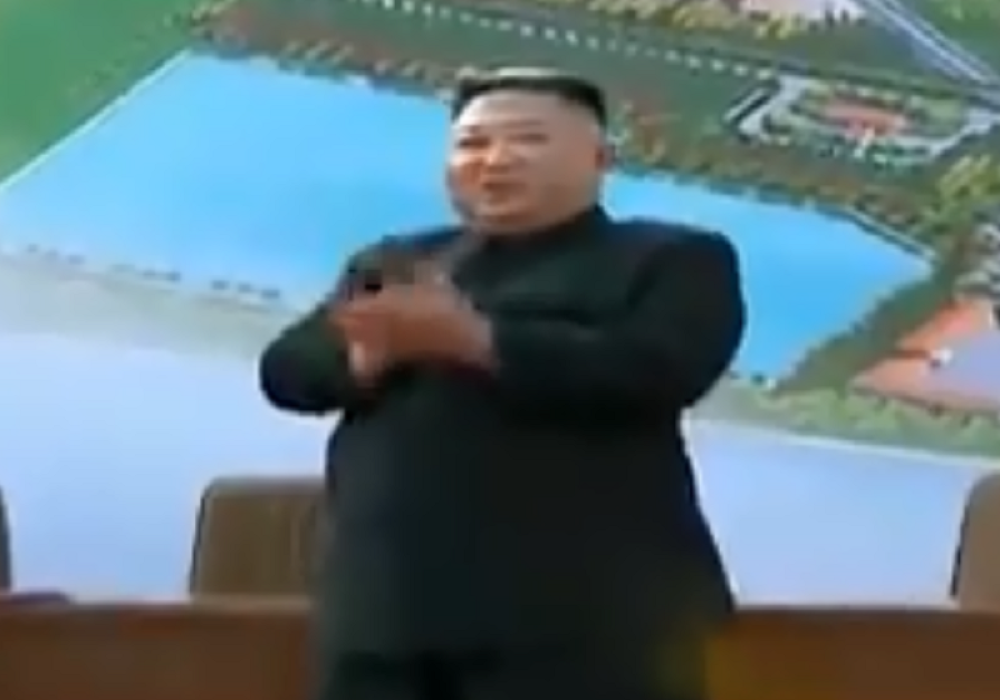 Kim Džong Un nasmejan i okružen ljudima (VIDEO)