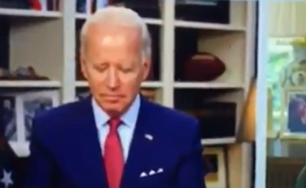 Tokom razgovara sa njom, Bajden zaspao (VIDEO)