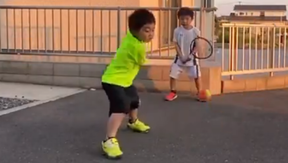 Petogodišnji Japanci skinuli fore od Federera i Đokovića, kako udaraju majko mila!