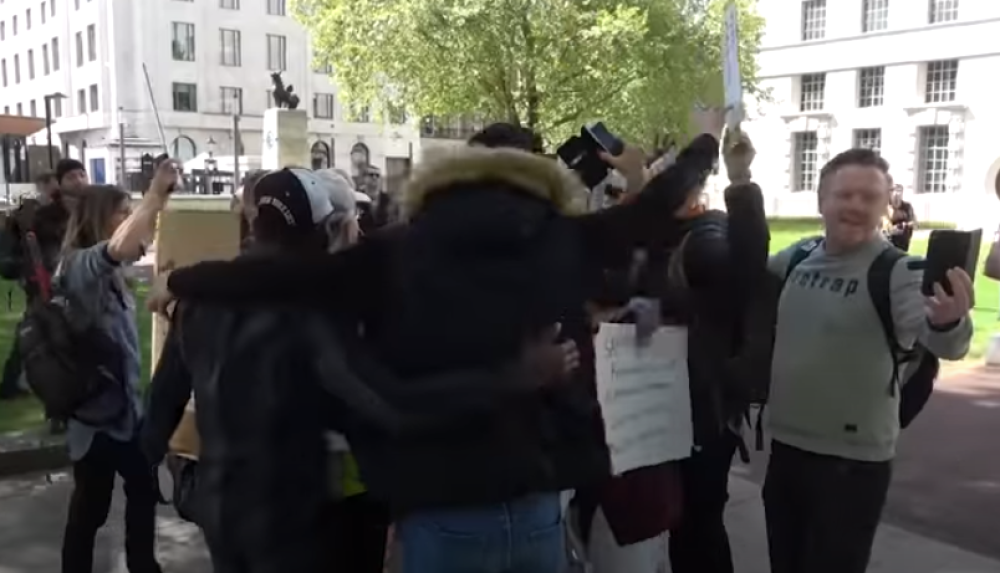 Vise od 50 ljudi pušilo nargile i slušalo glasnu muziku