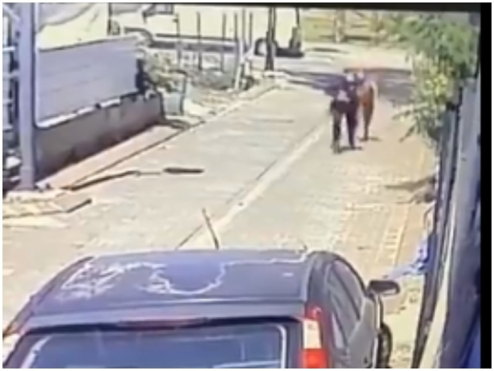 Zverski napao nožem policajca, a onda se užasno završilo (UZNEMIRUJUĆI VIDEO)