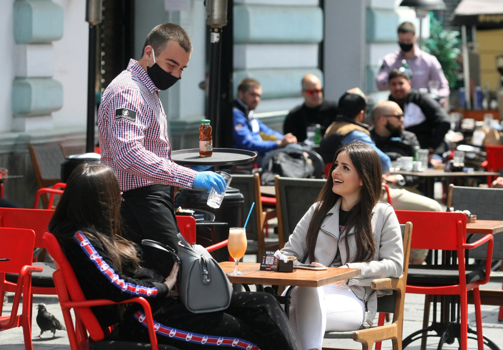 Gosti u beogradskom kafiću se šokirali kad su videli račun! Nisu mogli da veruju šta im je naplaćeno
