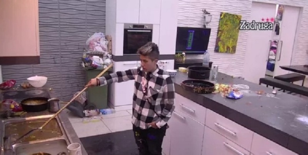 Dobrodošli u Matorinu kuhinju: Zadrugarka pripremala čorbu iz sudopere (VDIEO)