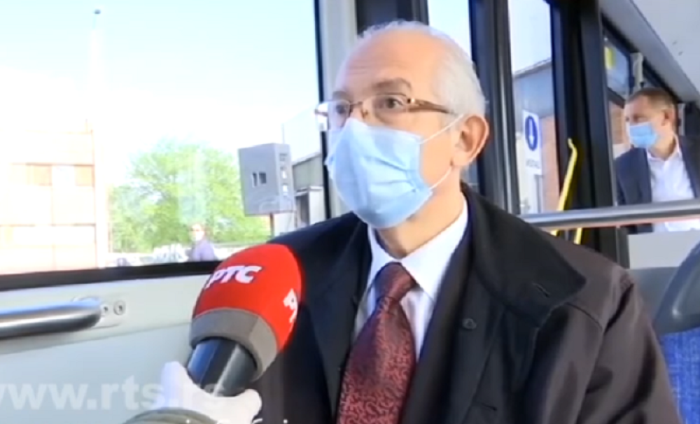 Doktor seo u autobus, a onda pred kamerama nacionalne televizije otkrio nepoznati detalj iz privatnog života