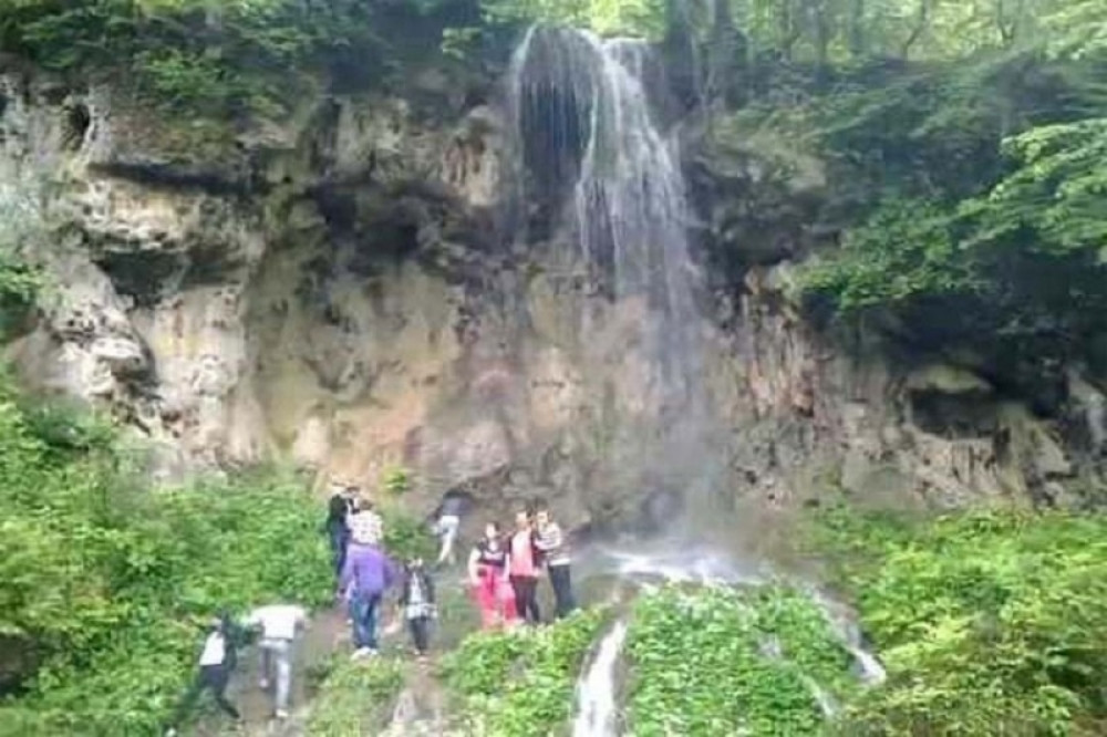 Dečak nakon umivanja vodom sa izvora Svetinja odmah progledao i prvi put video majku (VIDEO)