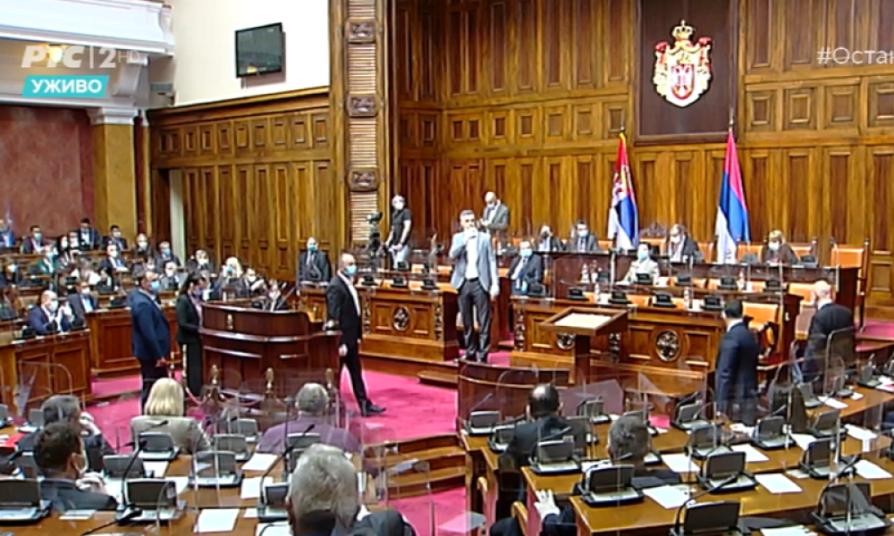 Boško Obradović uleteo u Skupštinu i prekinuo sednicu, obezbeđenje intervenisalo...
