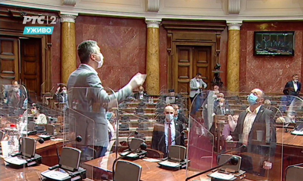 Boško Obradović pokušao da iscepa zastavu Srbije u Skupštini