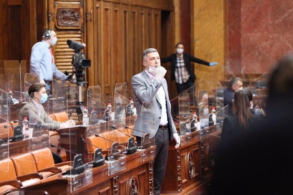 Osuda nedoličnog ponašanja narodnog poslanika u Skupštini Republike Srbije