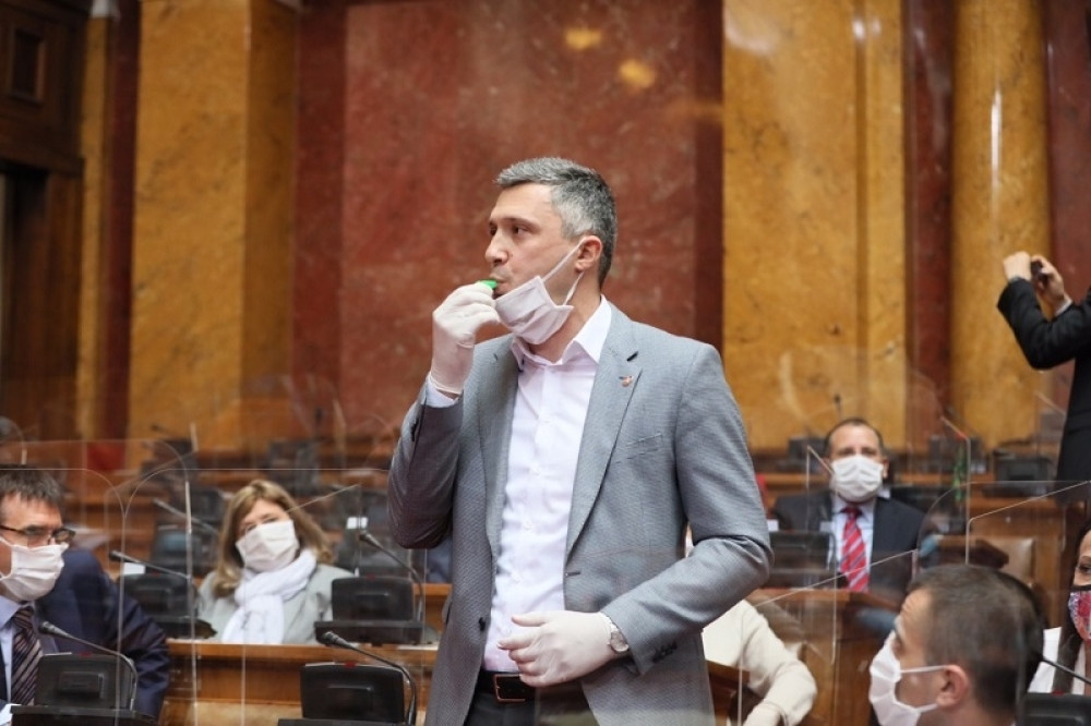 Ruši Narodnu skupštinu, a vozi se službenim automobilom koji narod plaća (VIDEO)