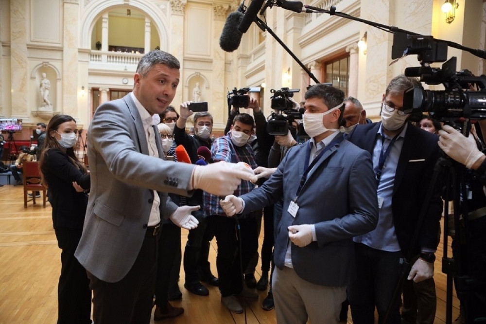 "Obradović šutirao policajca u Skupštini"