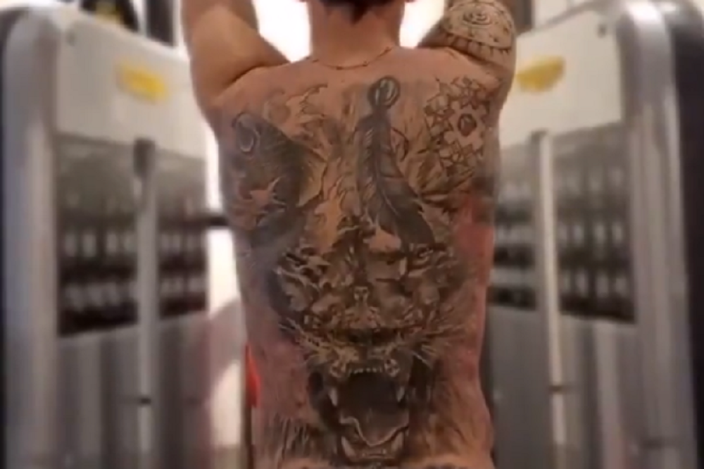 Lav na leđima Zlatana Ibrahimovića glasno rikao (VIDEO)