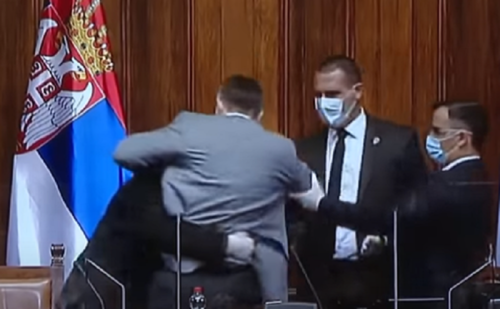 "Obradović pi*a po grobovima i skrnavi državne simbole"