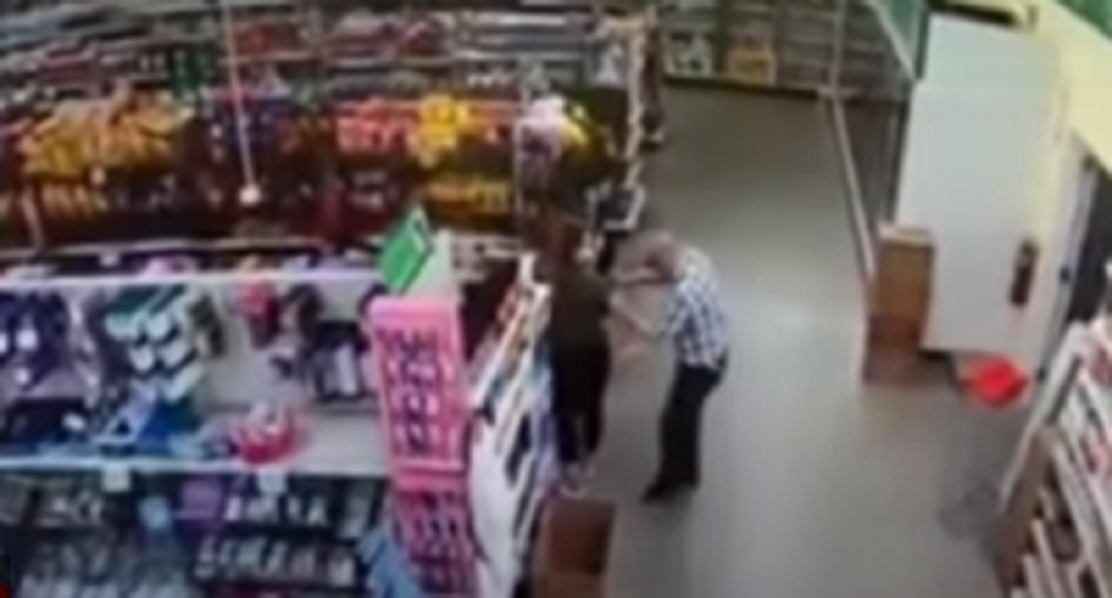 Zamolila ga da stavi masku, a on obrisao nos o rukav njene majice(VIDEO)