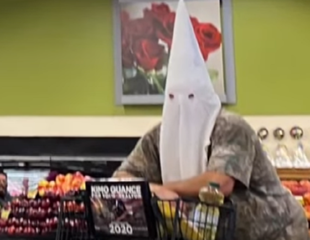 Umesto zaštitne maske, nosio kapuljaču Kju-kluks-klana (VIDEO)