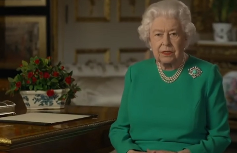 Cela Britanija skandira za ubicu u zatvoru, kraljica Elizabeta ga pomilovala!