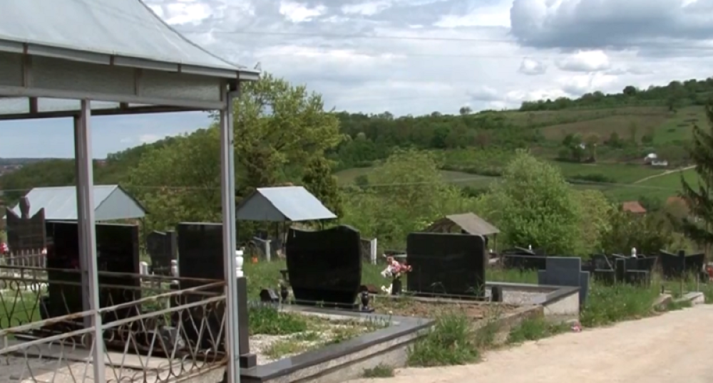 Na snazi zabrana ulaska automobilima na groblje i posebno upozorenje na opasnost za sve koji obilaze spomenike