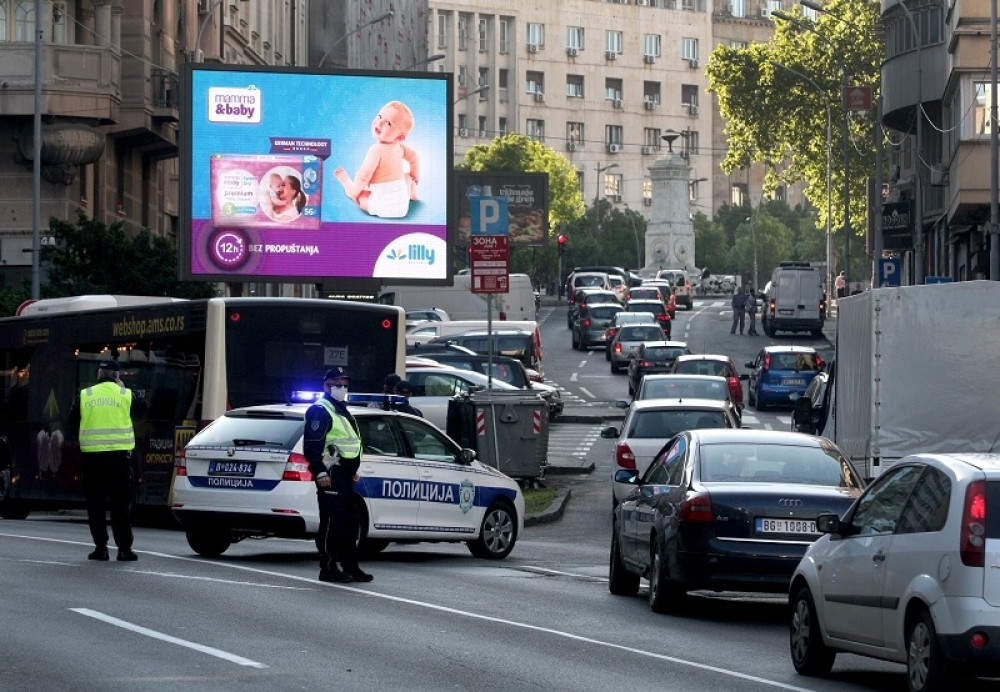 Automobil udario motociklistu, čovek leži na asfaltu, oko njega krhotine!